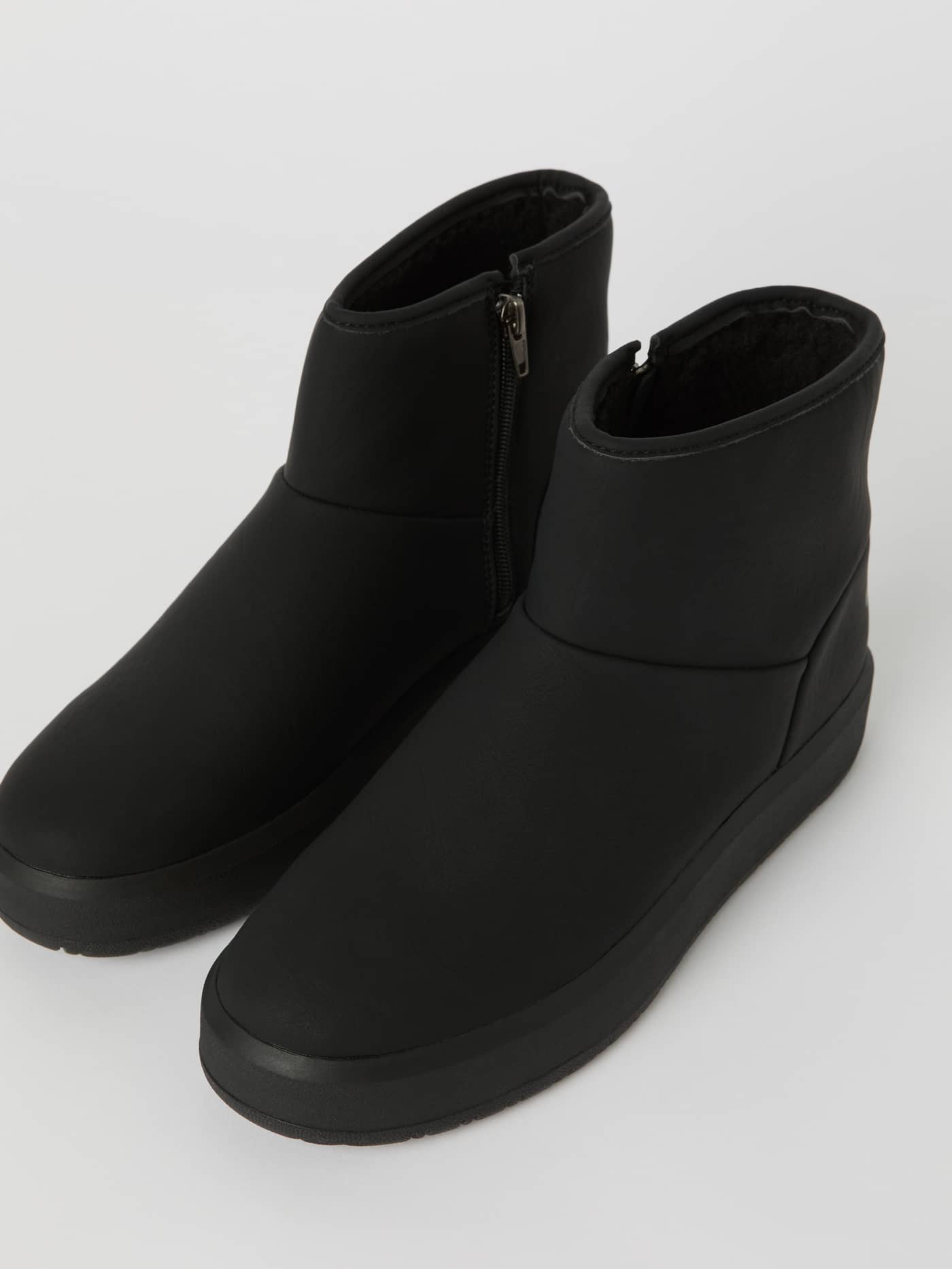 Women's Wooly Boots in zwart synthetisch leer met een hoog model, een zijrits en een dikke zool. - Image 4