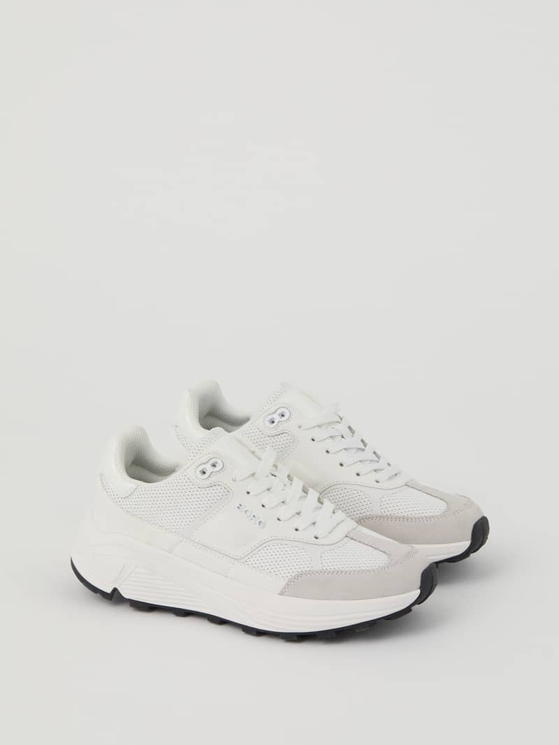 Witte Women’s Sneakers R1300 met een grove rubberen zool en zilveren BORG-logo, voor running en een stijlvolle pasvorm.