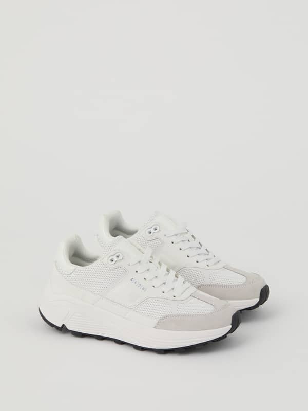 Women’s Sneakers R1300 blanches avec semelle épaisse, logo BORG argenté, idéales pour le running et un ajustement élégant.