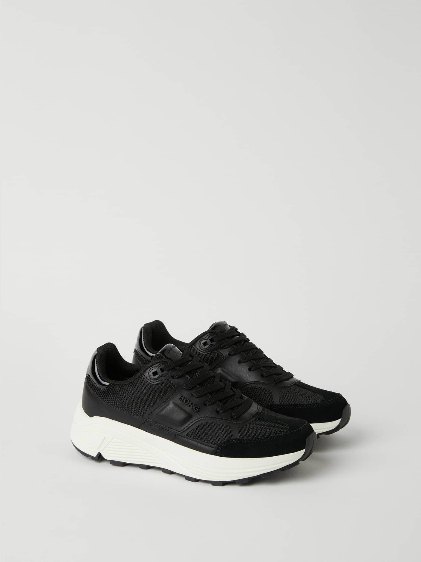 Vista lateral de las Women's R1300 Sneakers en negro con suela de goma gruesa y piel sintética para entrenamiento y estilo. - Image 1