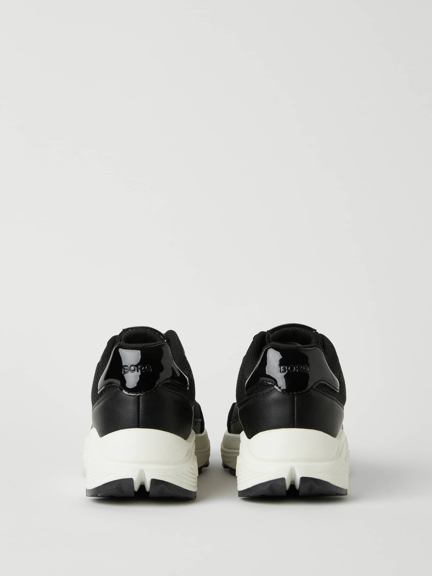 Baksidan av svarta Women's R1300 Sneakers med chunky sulor, ton-i-ton-logotyper och snygg passform för löpning och träning. - Image 3