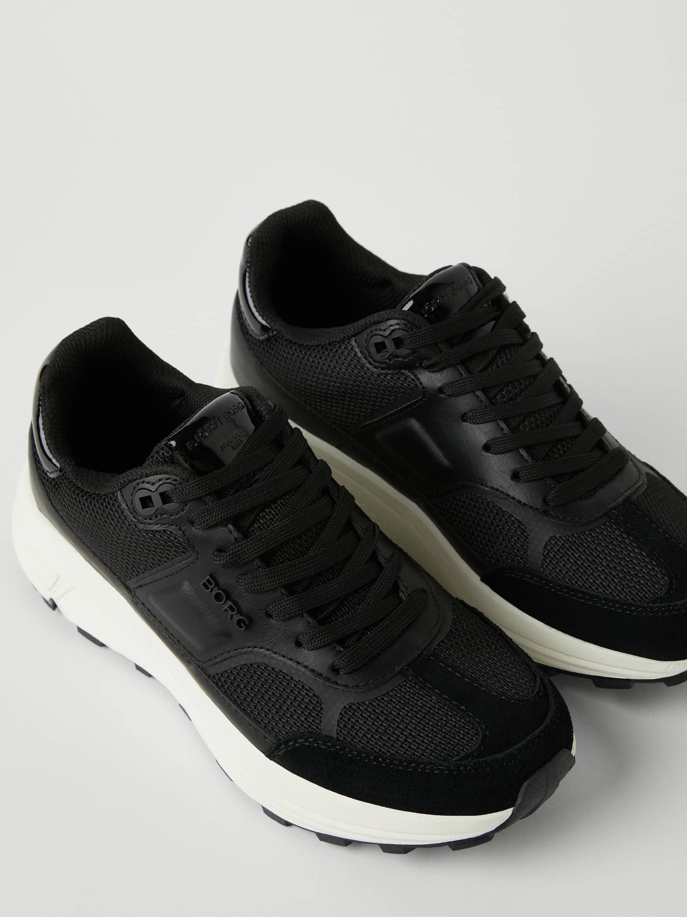 Svarta Women's R1300 Sneakers för löpning med chunky gummisula, svart logotyp och en stilren passform för dam. - Image 2