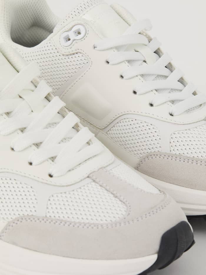 Hvide Women’s Sneakers R1300 i åndbart mesh med en kraftig sål til løb og en stilfuld pasform set tæt på. - Image 2