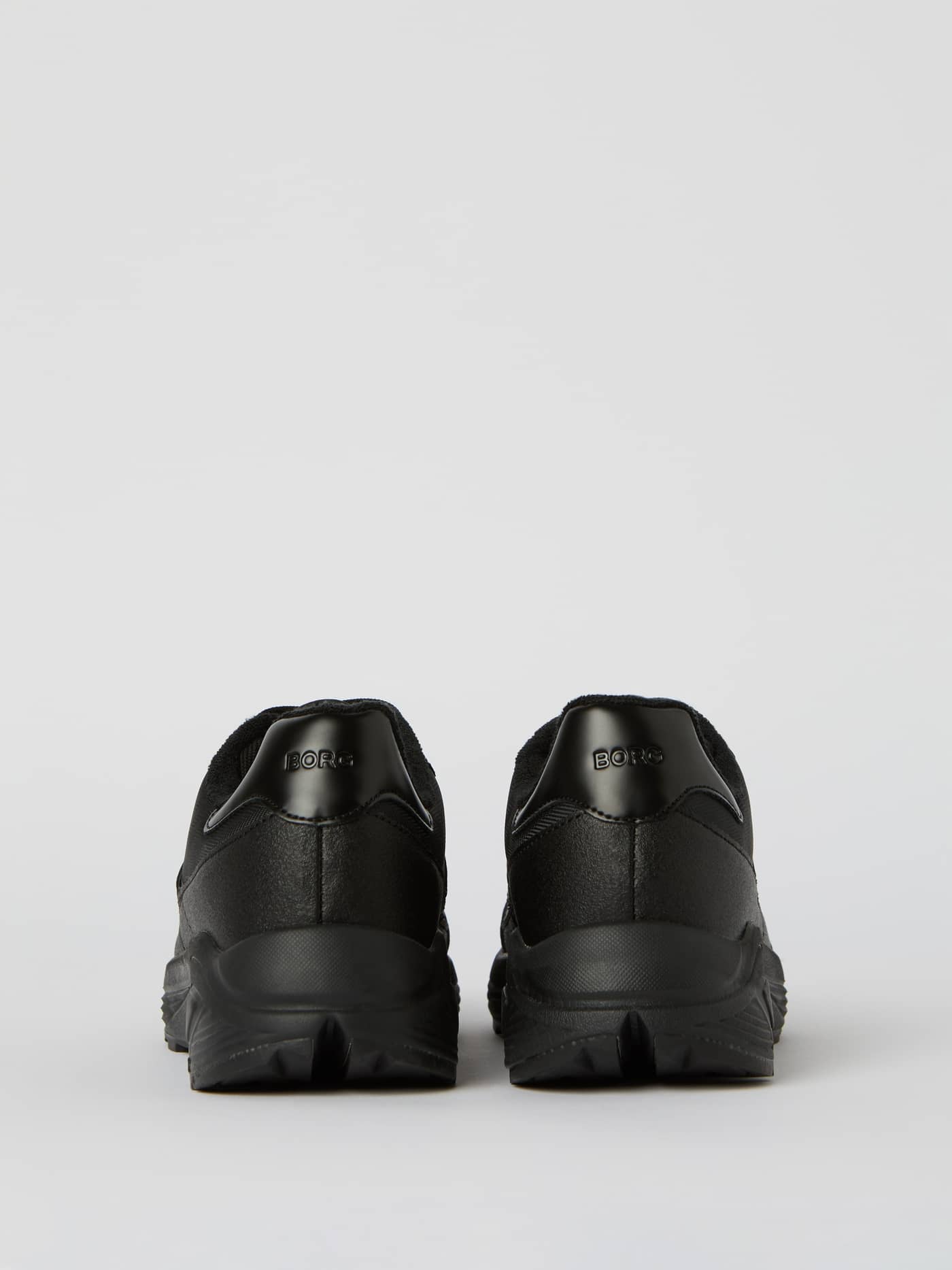 Vue arrière des Women's Sneakers R1300 Runner Low noires avec semelle épaisse en caoutchouc et logo au talon. - Image 2