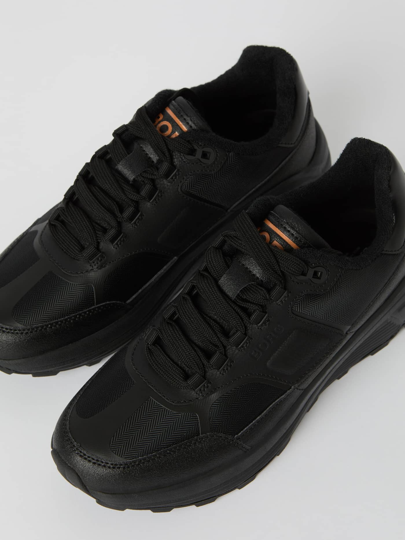Women's Sneakers R1300 Runner Low Noir avec empiècements en nylon à chevrons, logo métallique et coupe confortable. - Image 3