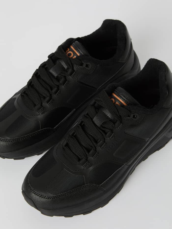 Women's Sneakers R1300 Runner Low in zwart met een stijlvolle pasvorm, nylon visgraatpanelen en metallic logo op de tong. - Image 3