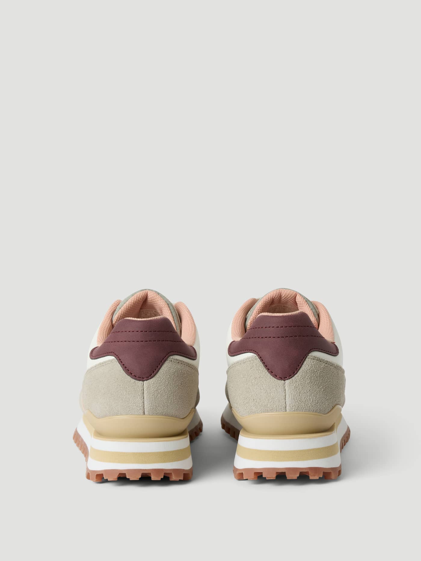 Achteraanzicht van de Women's Dash Sneakers in Grijs met een stijlvol running-ontwerp en een hoge rubberen noppenzool. - Image 3