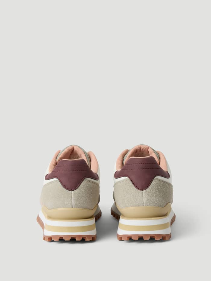 Achteraanzicht van de Women's Dash Sneakers in Grijs met een stijlvol running-ontwerp en een hoge rubberen noppenzool. - Image 3