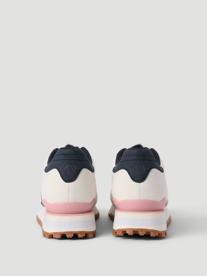 Achteraanzicht van de witte Women's Dash Sneakers voor running met marineblauwe en roze accenten en een hoge rubberen zool. - Image 3
