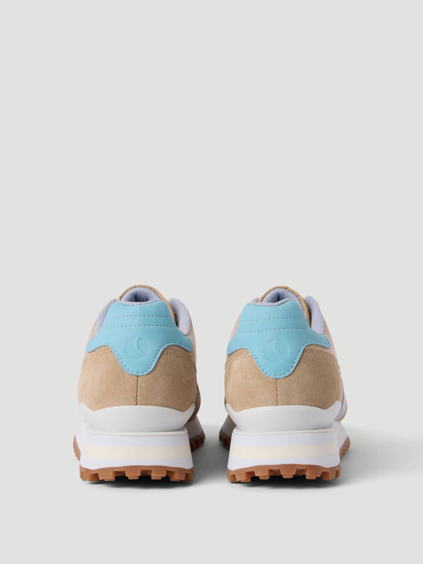 Beige Women's Dash Sneakers van synthetisch leer voor running met lichtblauwe logotabs voor pasvorm en stijl, achteraanzicht. - Image 3