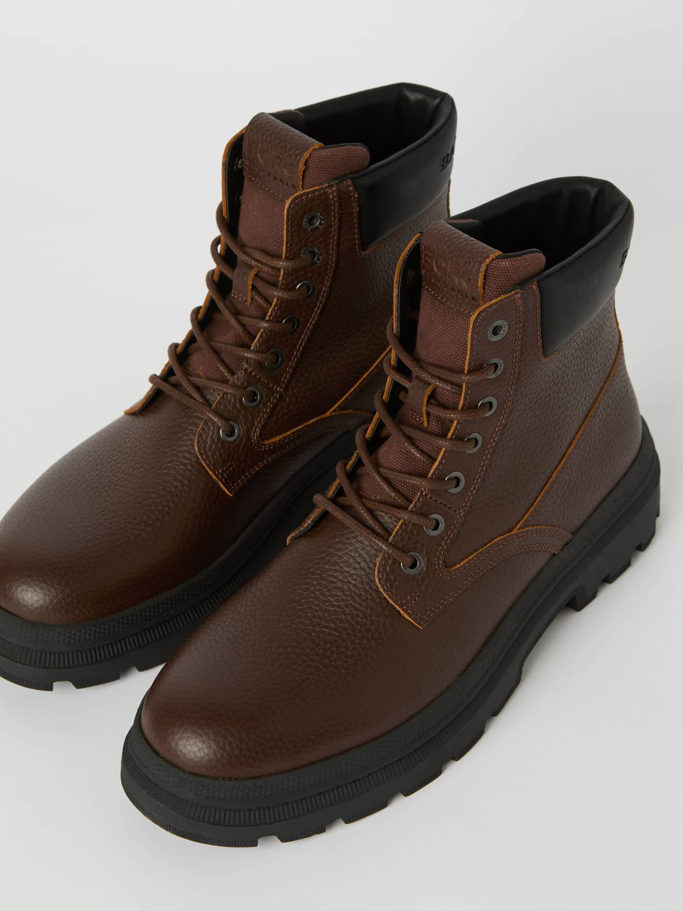 Three-quarter view of the Men's Boots H700 Hiker High in Brown leather, featuring a durable rubber sole and padded collar. - Image 2