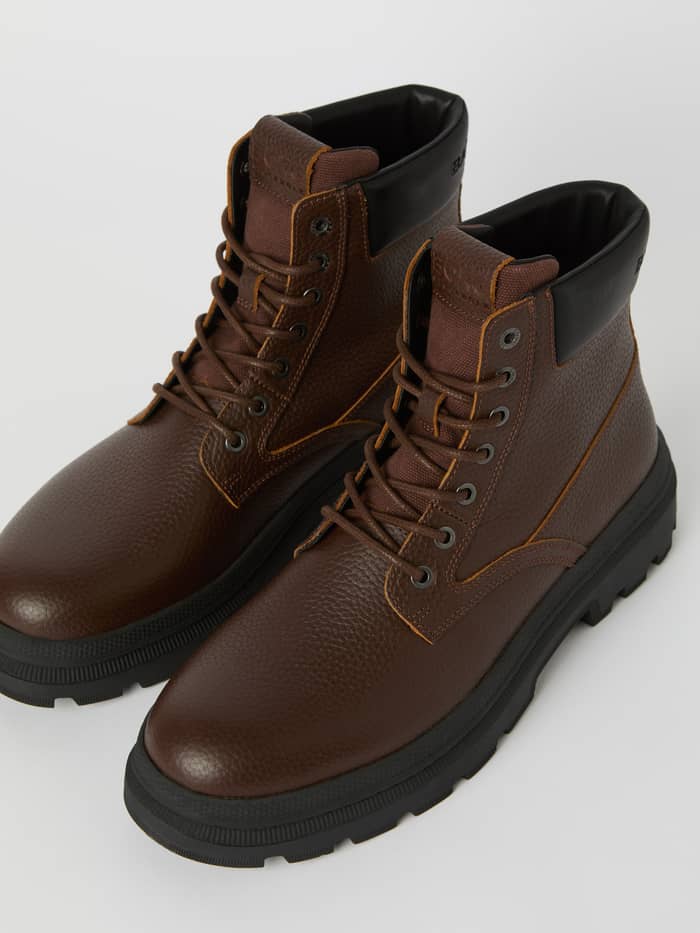 Men's Boots H700 Hiker High i Brun læder med holdbar gummisål og polstret krave set i trekvart profil. - Image 2