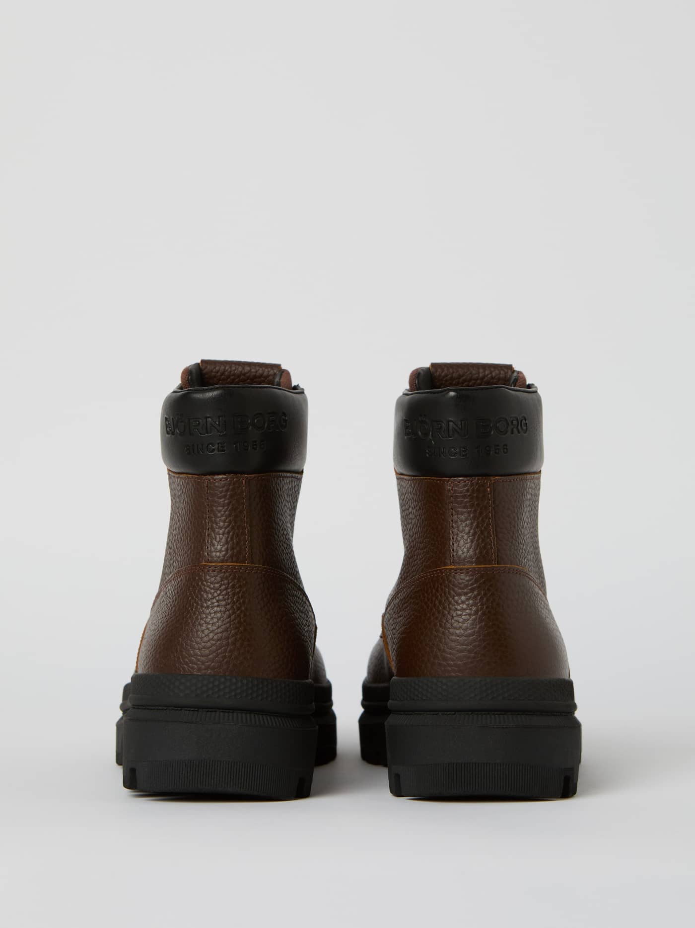 Back view of the Men's Boots H700 Hiker High in brown leather, featuring a padded black collar and strong rubber soles. - Image 3