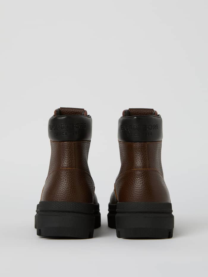 Men's Boots H700 Hiker High i Brun set bagfra i læder med sort logo på polstret krave og robust gummisål. - Image 3
