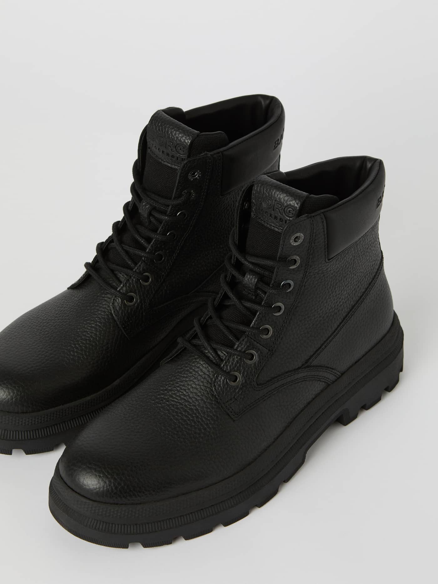 Men's Boots H700 Hiker High in black leather with a padded collar, crossover laces, and strong rubber soles. - Image 3