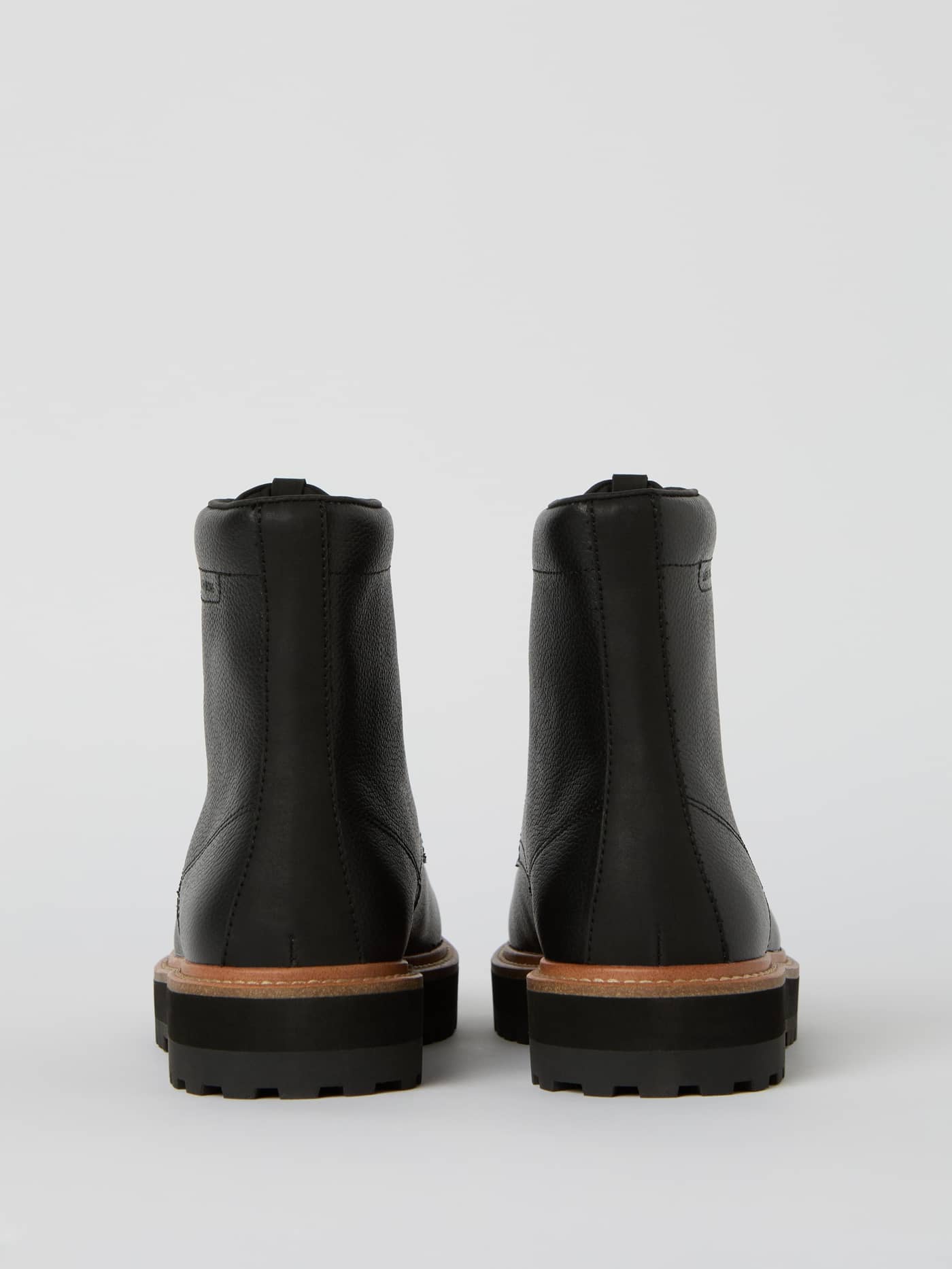 Rückansicht der Women's Boots H600 Hiker Mid in Schwarz aus getrommeltem Leder mit stylisher Passform. - Image 3