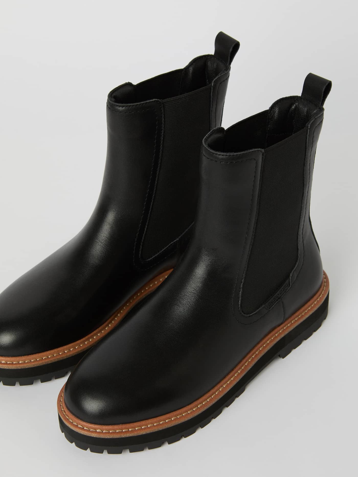 Seitenansicht der schwarzen Women's Chelsea Boots H600 aus Nappaleder mit griffiger Sohle für Stil und Passform. - Image 3