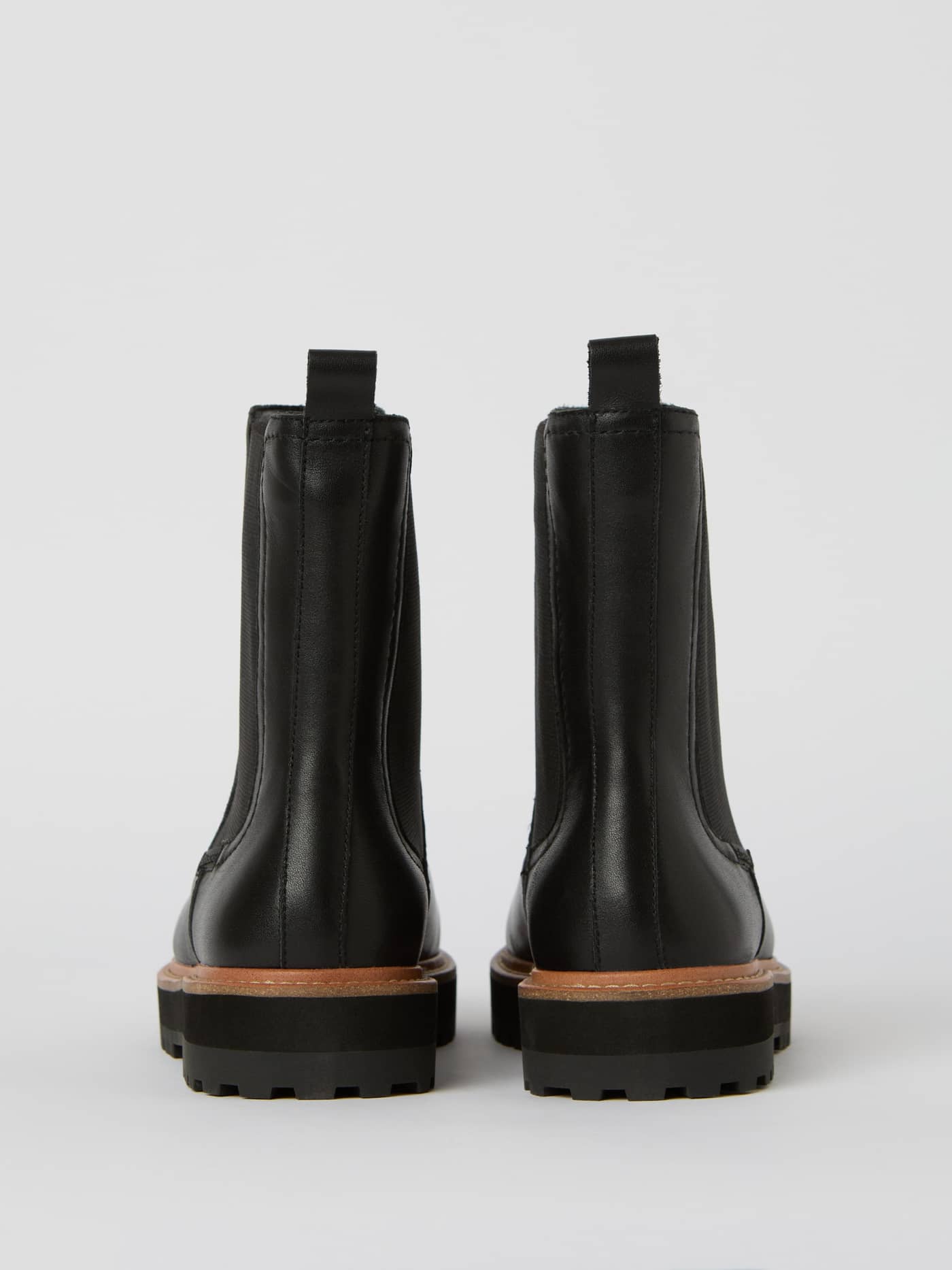 Rückansicht der schwarzen Women's Chelsea Boots H600 aus Nappaleder mit einer stylischen, dicken Gummisohle. - Image 2