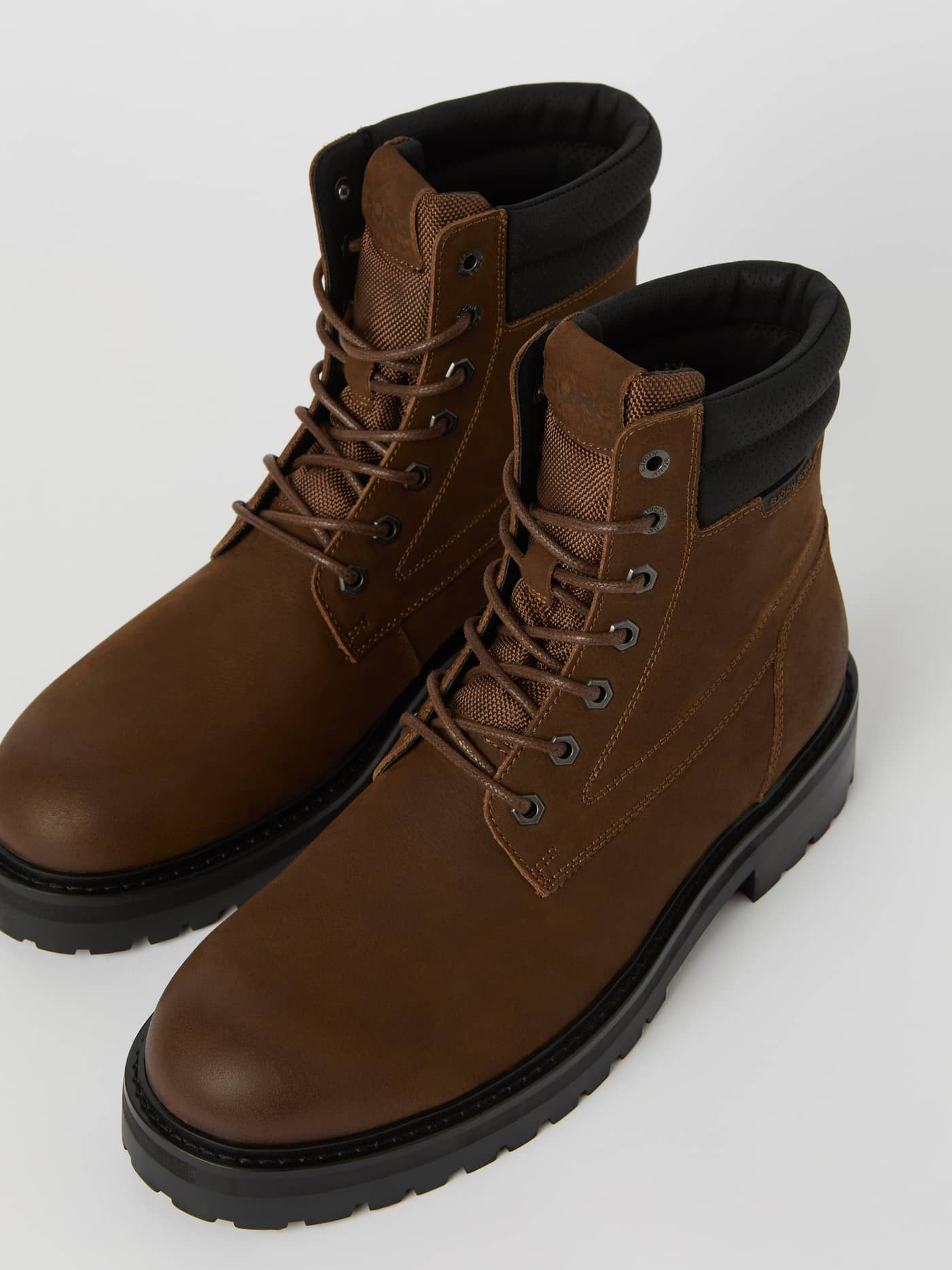 Men's Boots H400 Hiker High in brown oil nubuck leather featuring a tonal logo, padded collar, and durable rubber sole. - Image 3