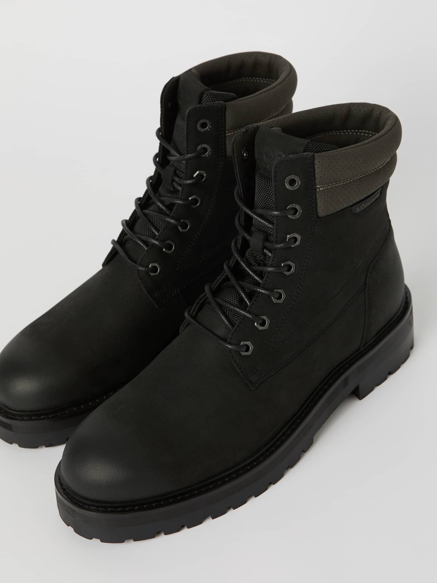 Björn Borg Men's Boots H400 Hiker High in black, featuring oil nubuck leather, a padded collar, and a rugged rubber sole. - Image 3