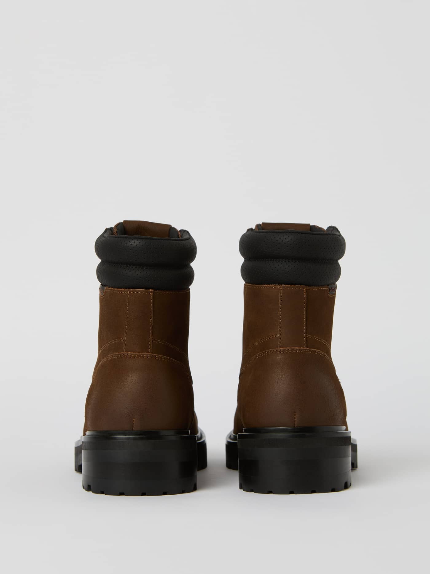 Back view of the Men's Boots H400 Hiker High in Brown with a padded black collar and durable rubber sole. - Image 2