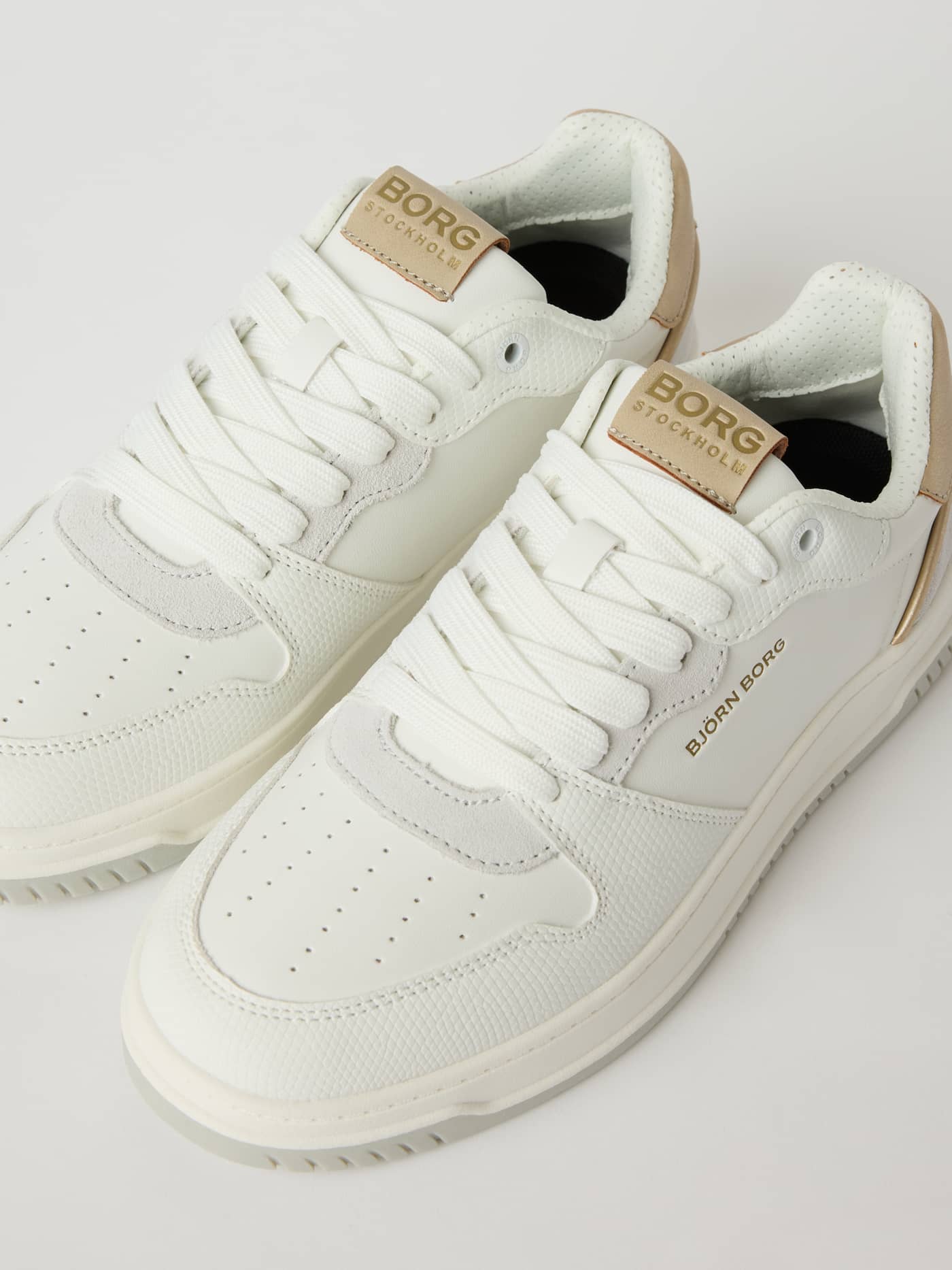 Weiße Björn Borg Women's Sneakers T2700 Tennis Low aus Kunstleder und Wildleder mit goldenem Branding für stylischen Fit. - Image 2
