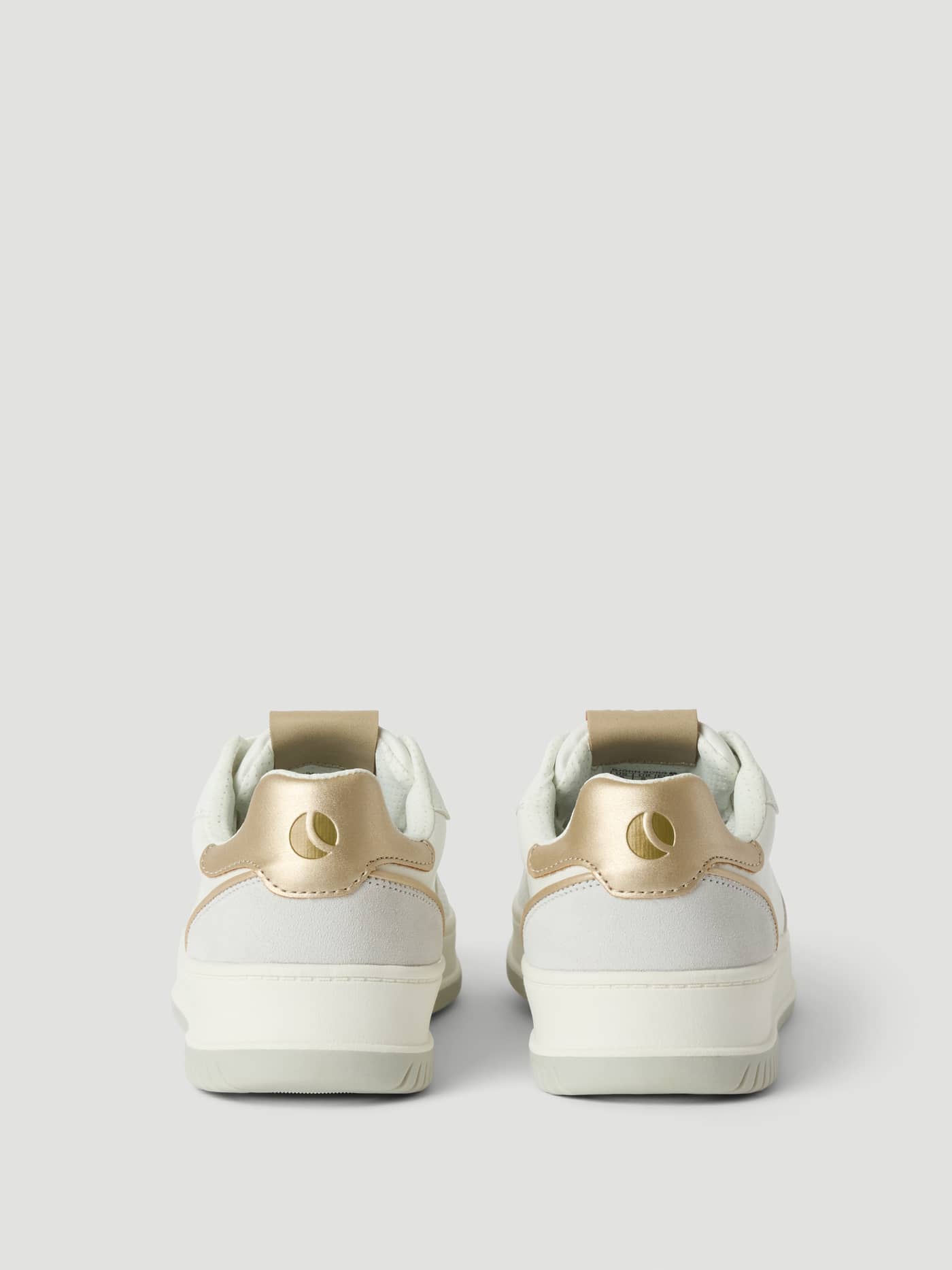 Rückansicht der Women's Sneakers T2700 Tennis Low in Weiß mit goldenen Metallic-Fersendetails und Wildleder-Akzenten. - Image 3
