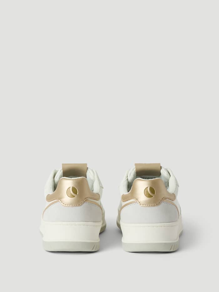 Women's Sneakers T2700 Tennis Low in Wit met gouden metallic hieldetails en suède accenten, achteraanzicht. - Image 3
