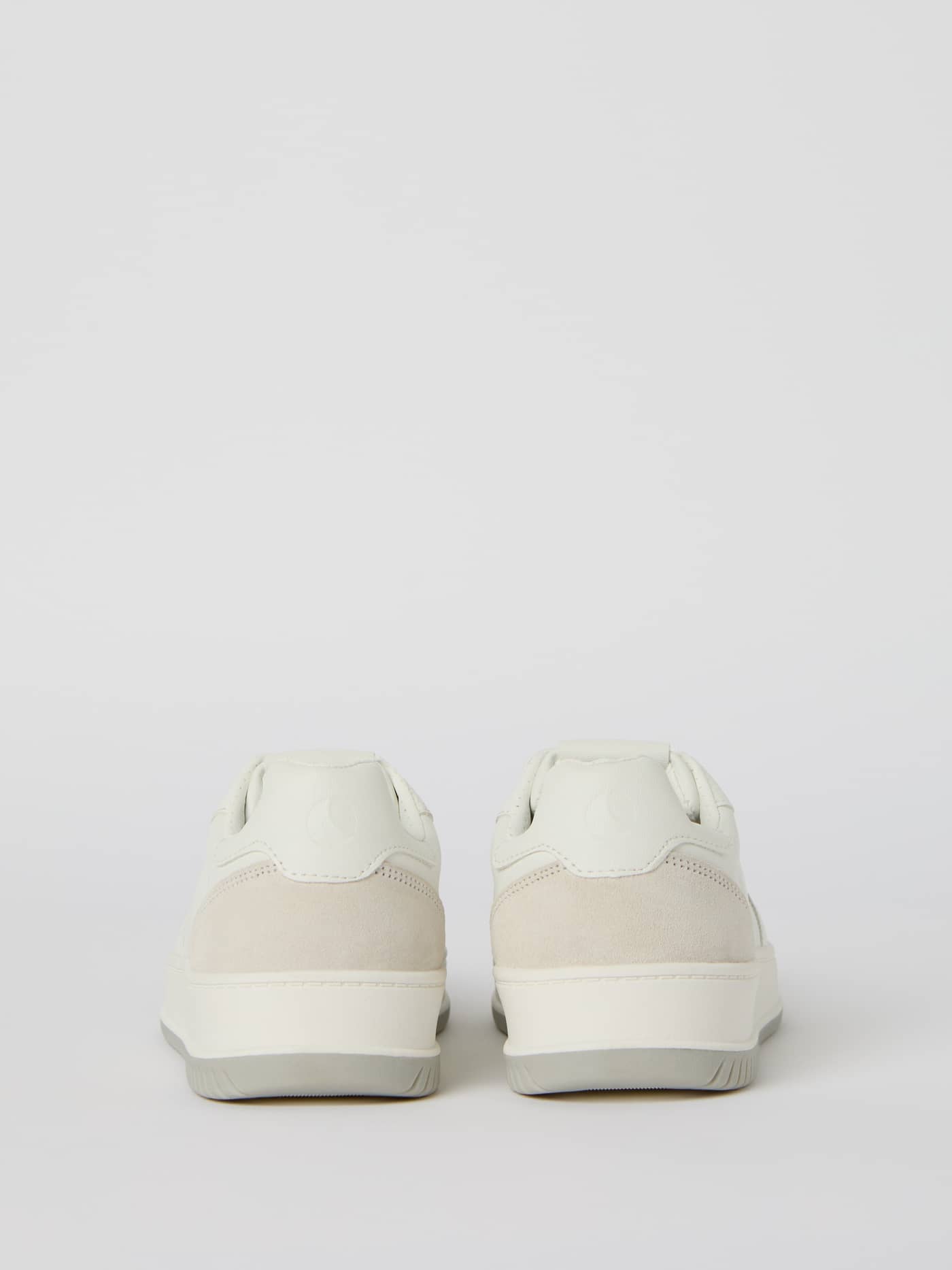 Rückansicht der Women's Sneakers T2700 Tennis Low in Weiß mit hoher Gummisohle und Wildleder-Details. - Image 2