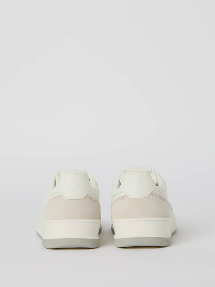 Achteraanzicht van de witte Women's Sneakers T2700 Tennis Low met hoge rubberen zool en suède details. - Image 2