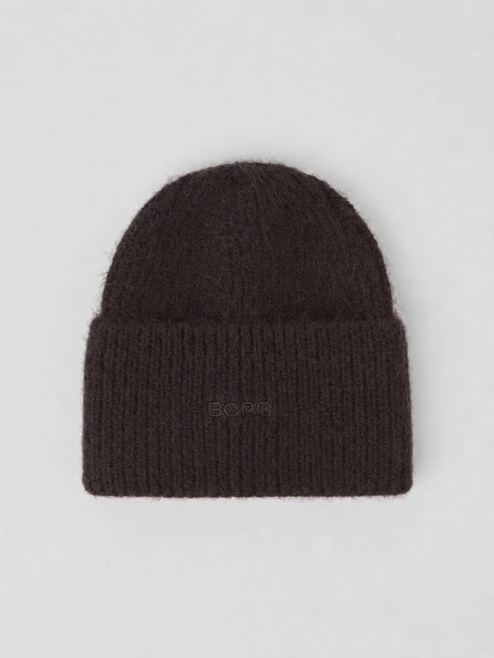 Studio Beanie in Coffee Bean (Bruin) met een brede omslag en een ton-sur-ton geborduurd Borg-logo op de voorkant.