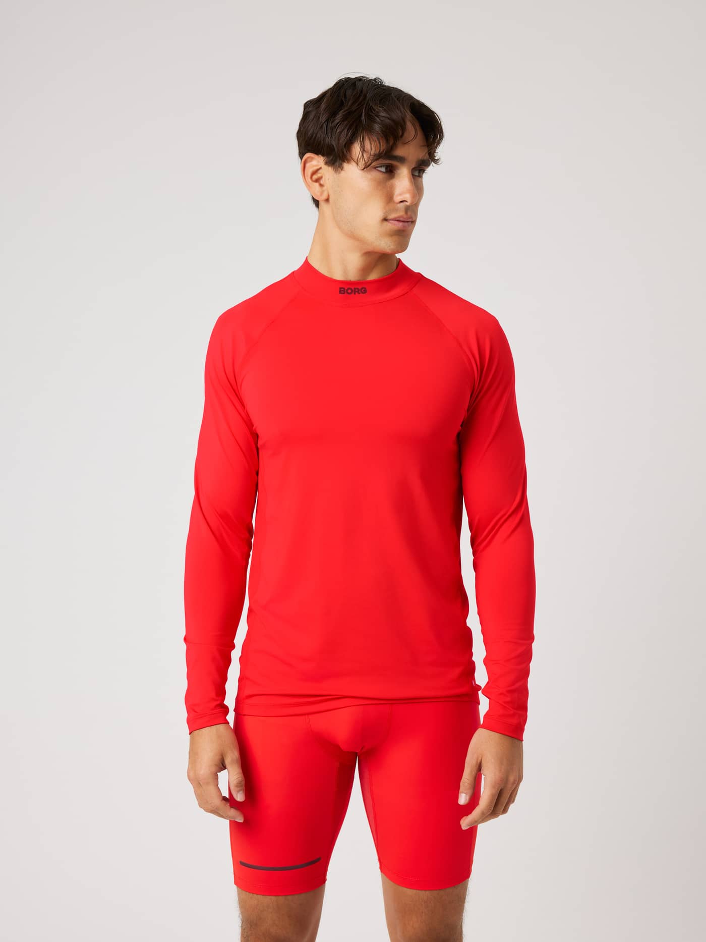 Vue de face d'un modèle en Borg Mock Neck Ls T-Shirt en Flame Scarlet (Rouge), un haut de training avec logo noir. - Image 1