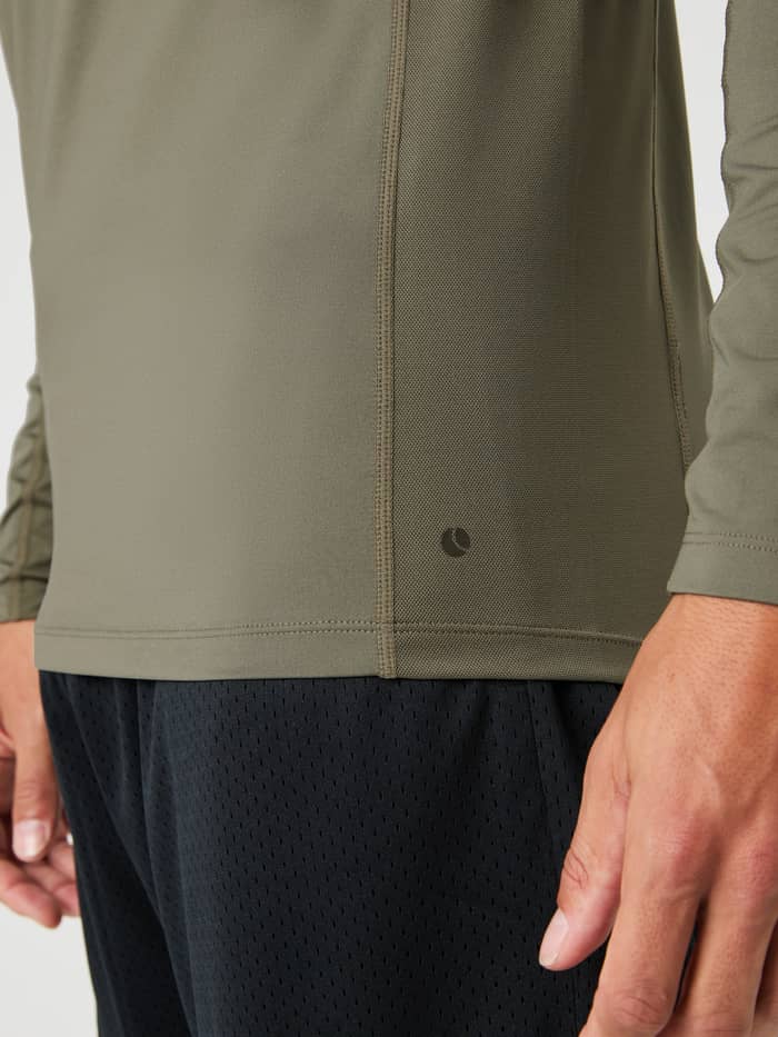 Zijaanzicht van het Borg Mock Neck Ls T-Shirt in Dusty Olive (Groen) met ademende mesh en logo voor training. - Image 5