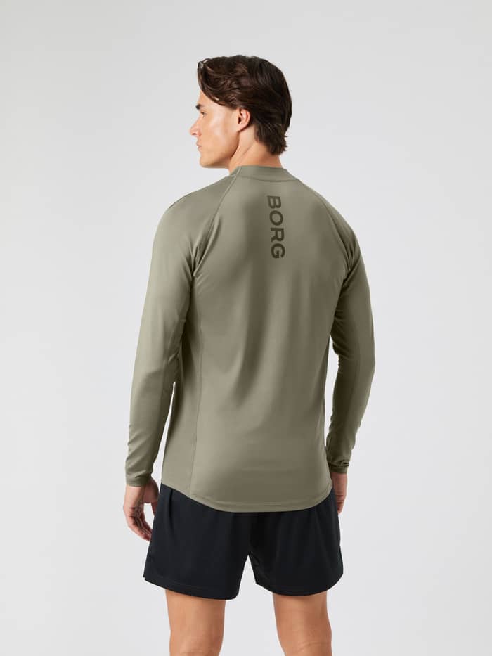 Achteraanzicht van een man in de Borg Mock Neck Ls T-Shirt in Dusty Olive (Groen) met logo voor functionele training. - Image 2