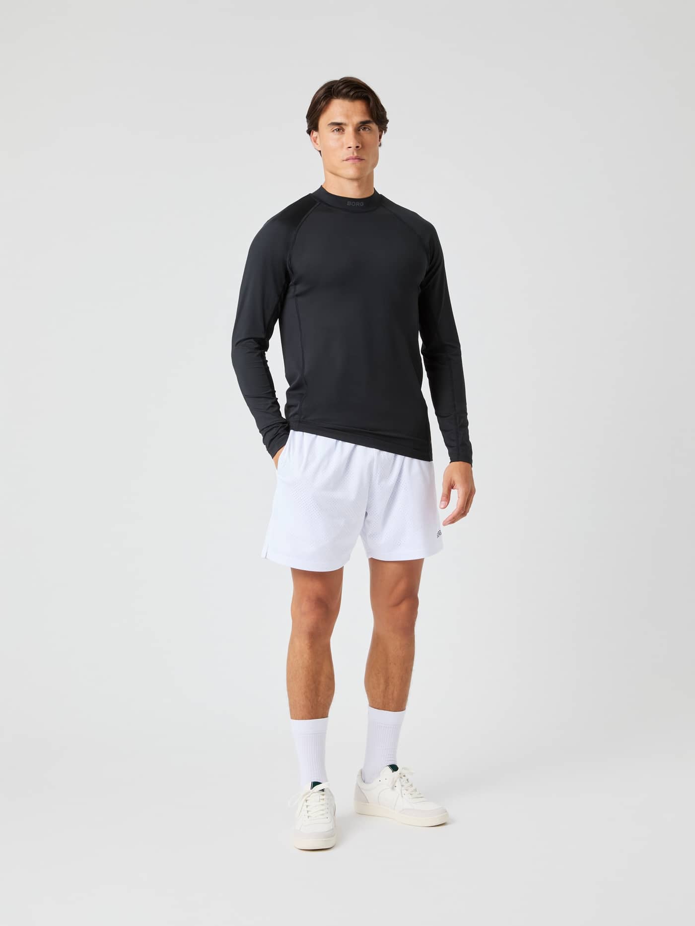 Vista frontal de modelo con la Borg Mock Neck Ls T-Shirt en Black Beauty (Negro) para entrenamiento. - Image 3