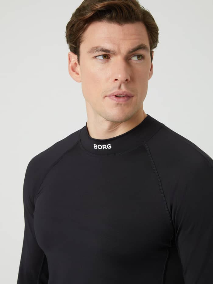 Borg Mock Neck Ls T-Shirt i Black Beauty (Sort) i nærbillede med logo på kraven til funktionel træning.