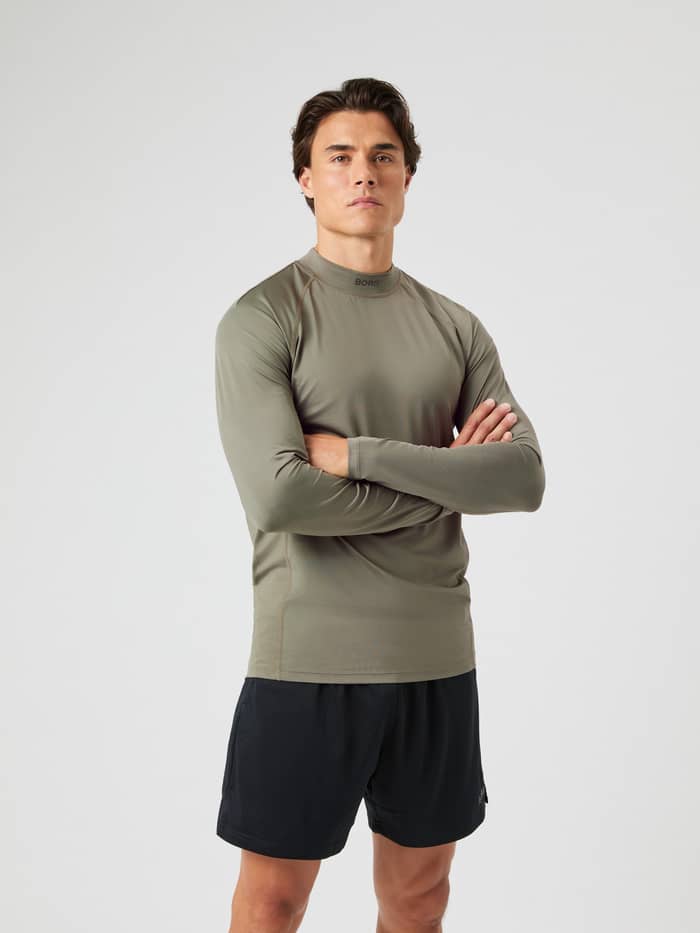 Vooraanzicht van een model in het Borg Mock Neck Ls T-Shirt in Dusty Olive (Groen) voor stijl en training.