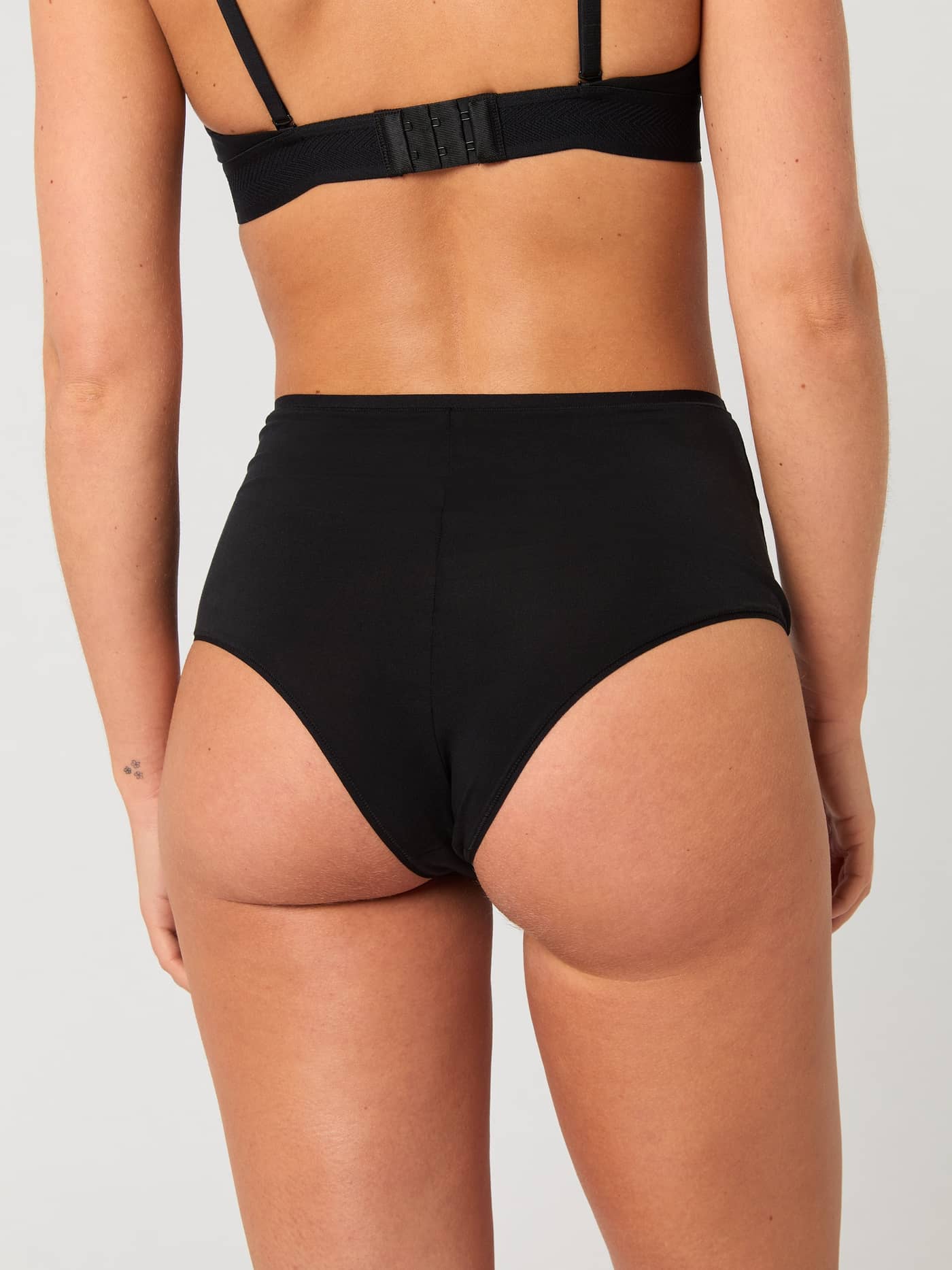 Rückansicht des Core Lyocell Highwaist Brief 1-pack in Schwarz aus weichem Tencel für eine hohe Passform. - Image 2