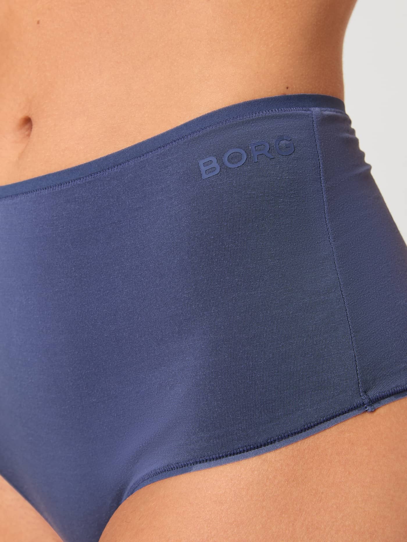 Core Lyocell Highwaist Brief 1-pack in Blau in der Seitenansicht mit hoher Taille und tonalem Logo auf der Hüfte. - Image 4