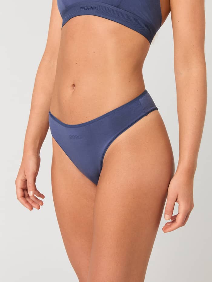 Vue latérale du Lyocell Cheeky Brief 1-pack bleu pour femme avec logo ton sur ton, mettant en valeur la coupe et le style.