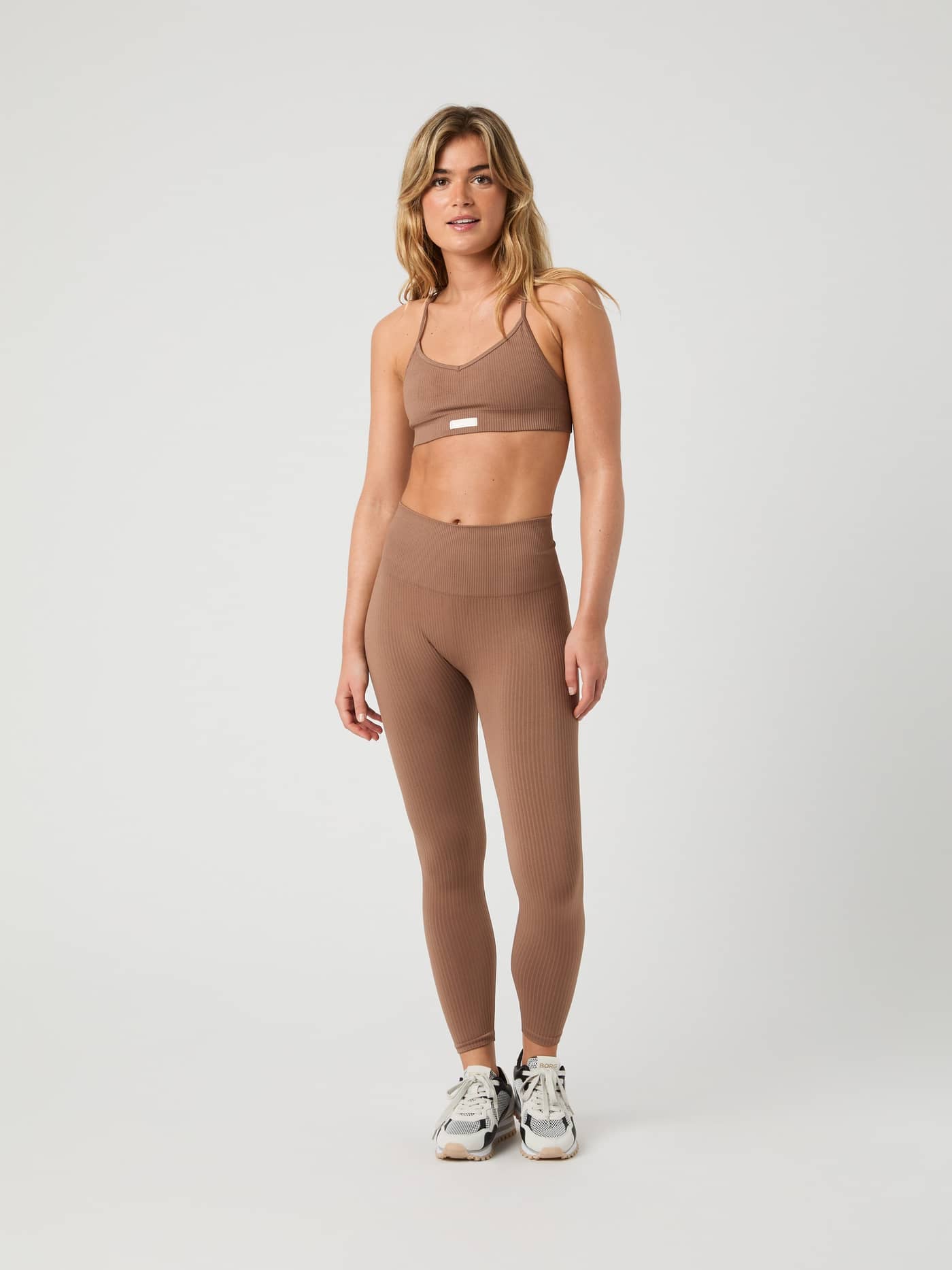 Studio Seamless Ribbed Tights in Acorn (Bruin) voor dames in vooraanzicht, met een stijlvolle pasvorm voor training. - Image 2