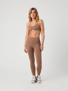 Studio Seamless Ribbed Tights in Acorn (Bruin) voor dames in vooraanzicht, met een stijlvolle pasvorm voor training. - Image 2