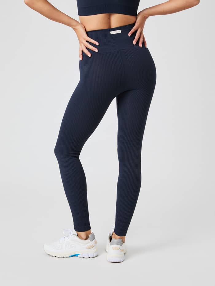 Rückansicht der Studio Seamless Ribbed Tights in Outerspace (Marineblau) mit hoher Taille für das Training. - Image 3