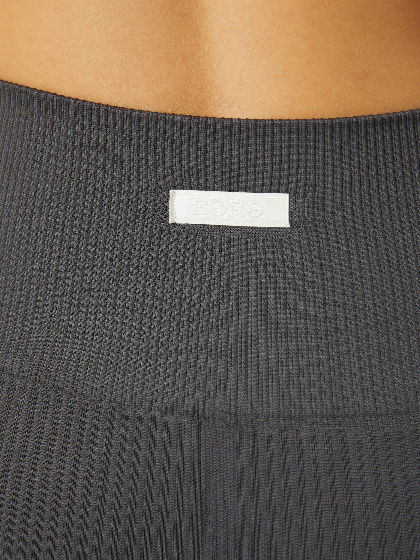 Asphalt (Grå) Studio Seamless Ribbed Tights med hvit vevd logo på baksiden, en ribbestrikket treningstights. - Image 5