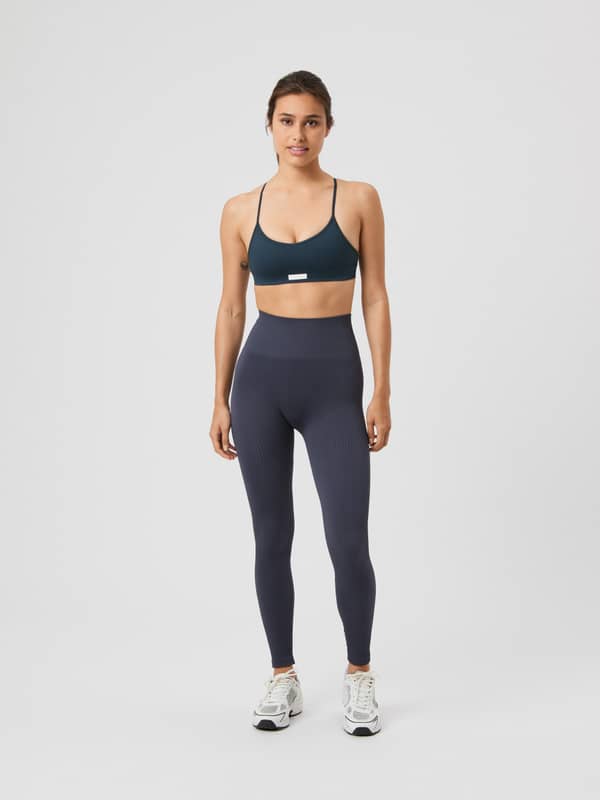 Studio Seamless Ribbed Tights i Odyssey Gray (Grå) på modell framifrån för träning med stil och passform.