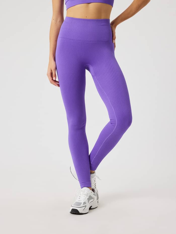 Vue de face d'une femme portant le Studio Seamless Ribbed Tights Simply Purple (Violet) à taille haute pour l'entraînement.