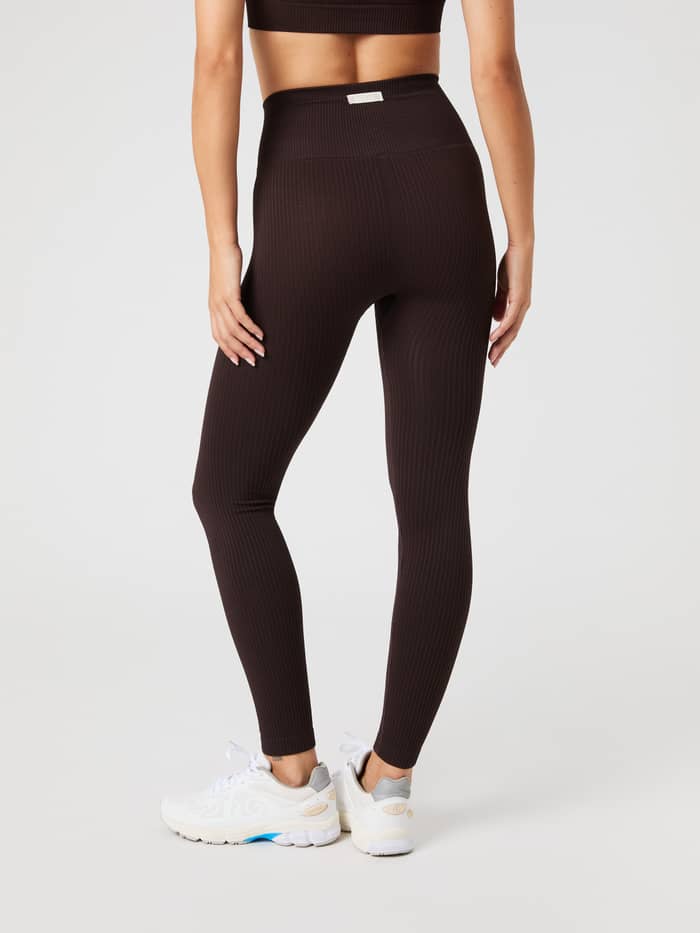 Rückansicht eines Models in den Björn Borg Studio Seamless Ribbed Tights in Molé (Braun) für Training und Fitness. - Image 3