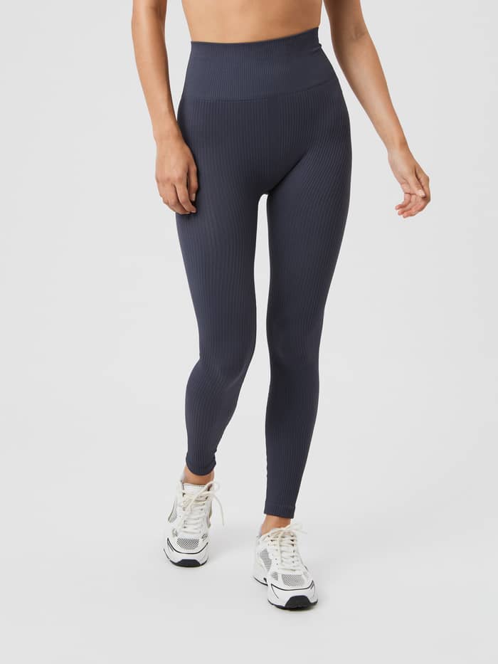 Vorderansicht eines Models in den hochtaillierten Studio Seamless Ribbed Tights in Odyssey Gray (Grau) für das Training. - Image 2