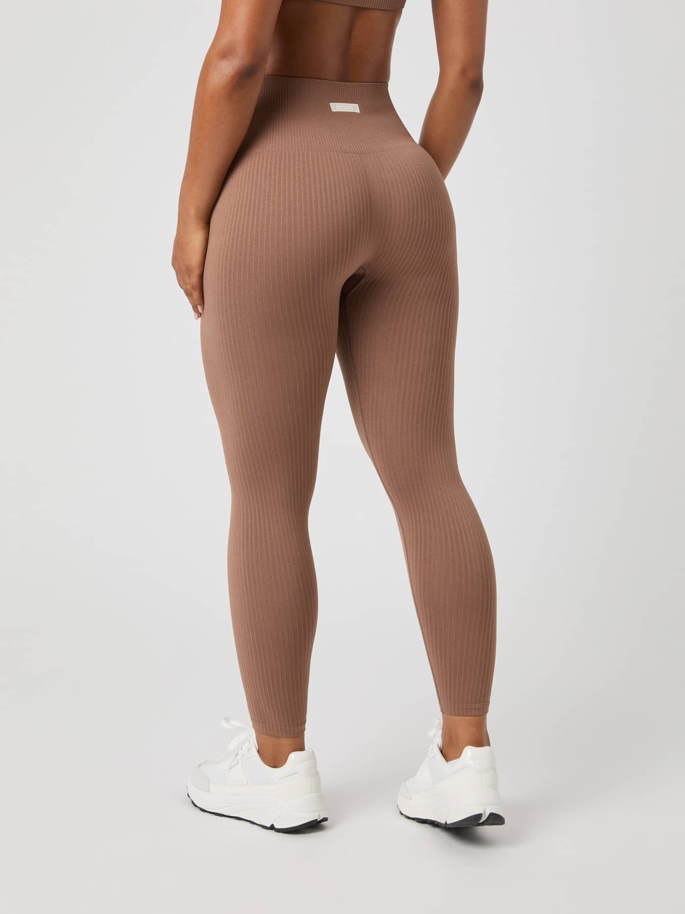 Studio Seamless Ribbed Tights in Acorn (Bruin) voor dames in achteraanzicht met een hoge taille voor training. - Image 4
