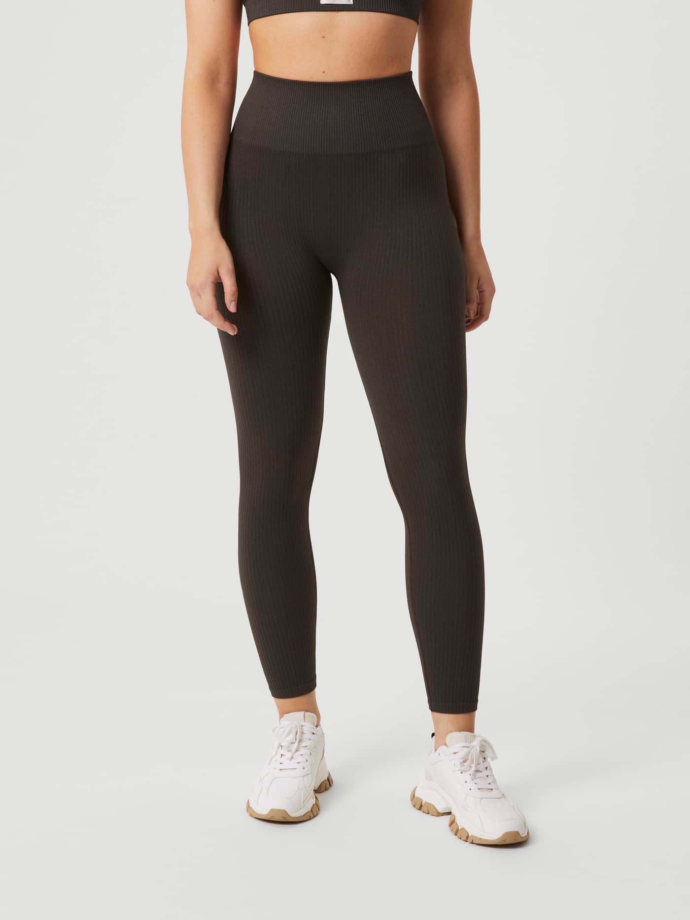 Studio Seamless Ribbed Tights in Peat (Groen) in vooraanzicht, een naadloze en geribde trainingstight voor dames. - Image 2